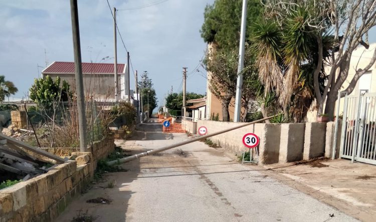 Sfiorata tragedia a Ragusa, cade palo illuminazione pubblica