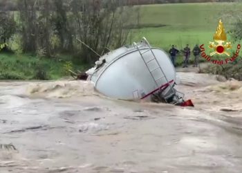 Autocisterna travolta dalla piena di un torrente