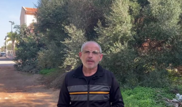 Discarica a cielo aperto nel boschetto a Vittoria