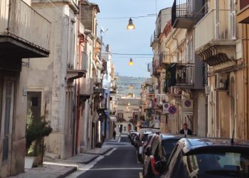 Ragusa, perchè in alcune vie le luci sono accese anche di giorno?