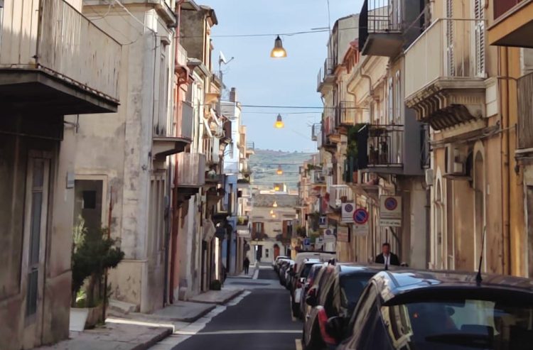 Ragusa, perchè in alcune vie le luci sono accese anche di giorno?
