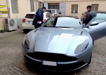 Reggio Emilia, truffa da 1 milione, sequestrate 4 auto di lusso
