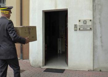 Chieti, sequestrati 11.200 articoli natalizi contraffatti o non sicuri