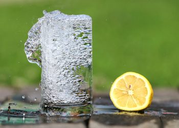 Bere acqua calda e limone fa bene? Ecco la verità