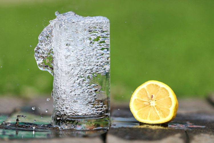 Bere acqua calda e limone fa bene? Ecco la verità