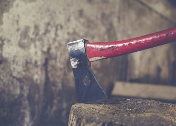 Aveva aggredito un uomo a colpi di ascia a Vittoria: arrestato