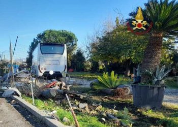 Bus esce fuori strada: 2 bambini e autista fuori strada
