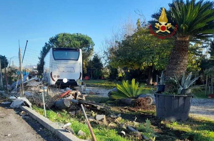 Bus esce fuori strada: 2 bambini e autista fuori strada