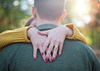 Ferisce la fidanzata con una coltellata dopo lite: denunciato