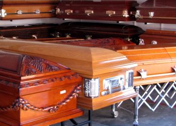 Covid in Cina, boom di contagi e code di bare davanti ai forni crematoi