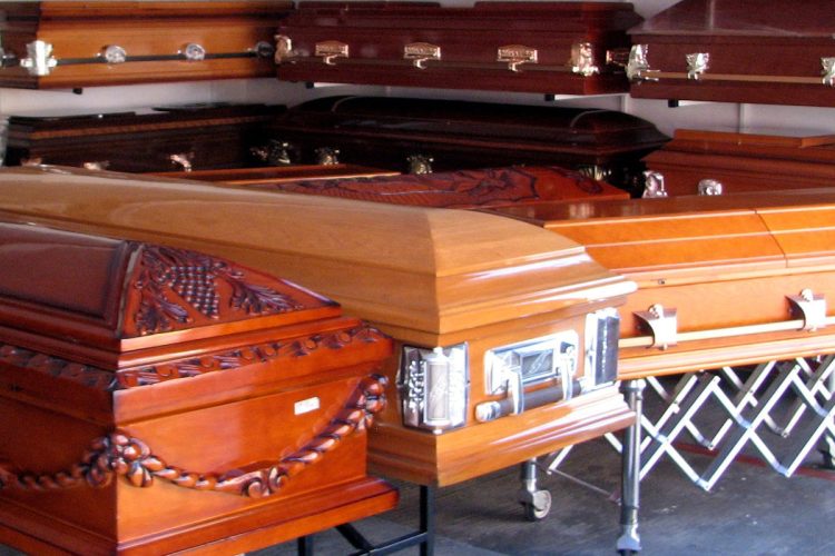 Covid in Cina, boom di contagi e code di bare davanti ai forni crematoi