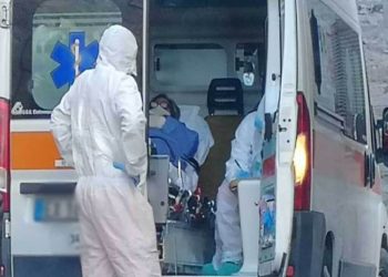Covid Palermo, Pronto Soccorso e reparti pieni: ambulanza in fila