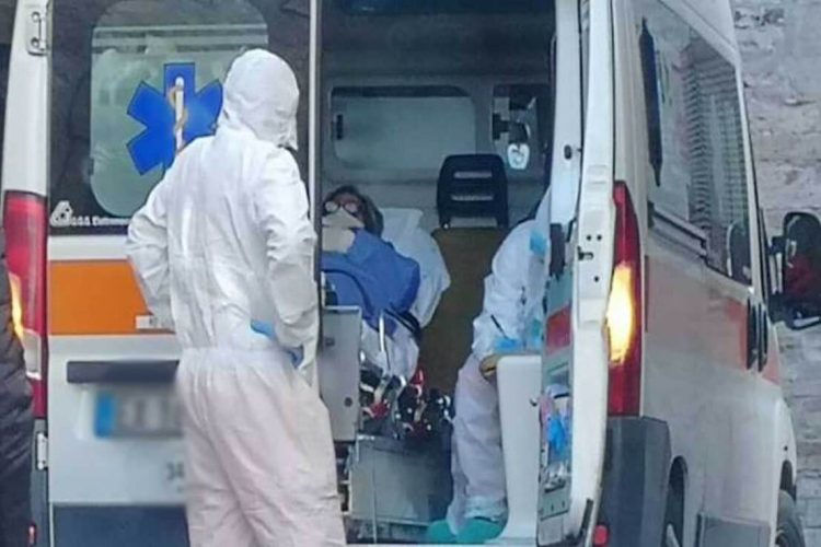 Covid Palermo, Pronto Soccorso e reparti pieni: ambulanza in fila