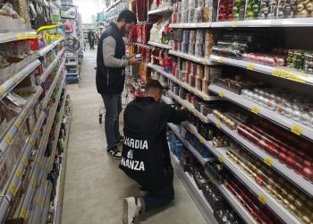 Ragusa: scoperti 6 lavoratori in nero (2 con reddito di cittadinanza) e 18mila articoli non sicuri