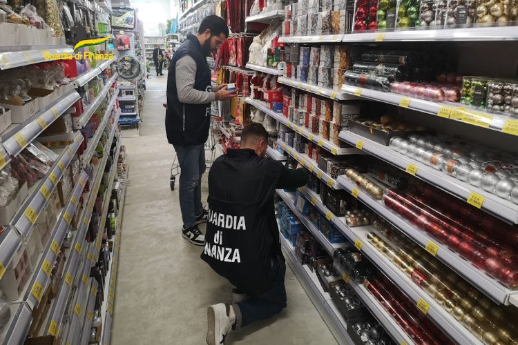 Ragusa: scoperti 6 lavoratori in nero (2 con reddito di cittadinanza) e 18mila articoli non sicuri