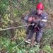 Cane in un dirupo nel bolognese, le immagini del soccorso