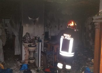 Modica, appartamento distrutto dalle fiamme: anziana intossicata dal fumo