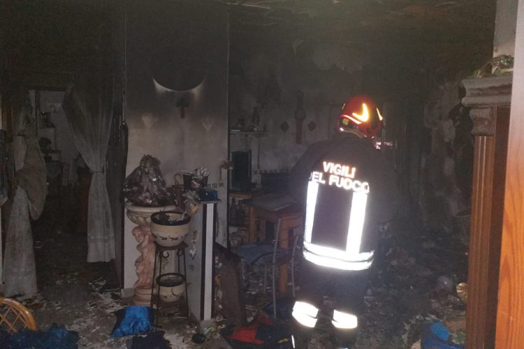 Modica, appartamento distrutto dalle fiamme: anziana intossicata dal fumo