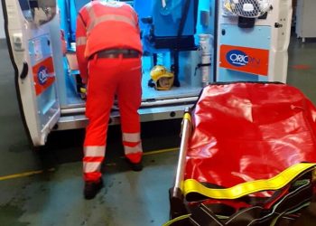 Giovane in bici si scontra con camion e cade in un fossato: morto