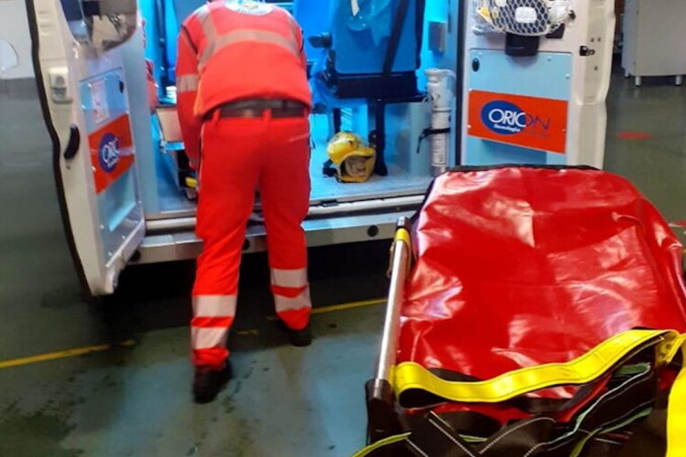 Giovane in bici si scontra con camion e cade in un fossato: morto