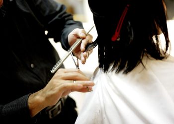 Ladro ruba in un parrucchiere a Vittoria: arrestato mentre scappa