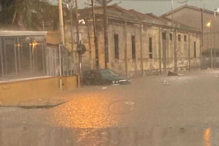 Nubifragio nel Messinese, violenta bomba d'acqua: auto sommerse