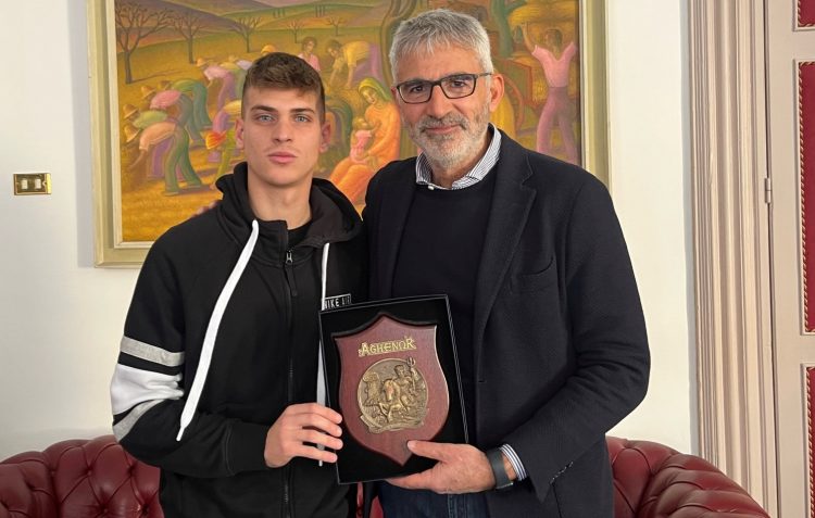 Ragusa, Matteo Causarano membro dell'Amerigo Vespucci ricevuto dal sindaco