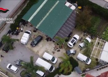 Officina e scarichi abusivi nel Napoletano, 3 denunce