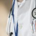 Punta pistola a testa medico 118: se mia moglie muore ti sparo