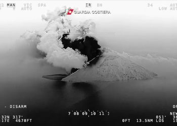 Eruzione Stromboli, l’aereo della Guardia costiera sorvola il vulcano
