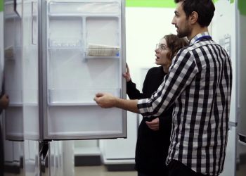 Consumi in calo nel 2022. Bene il settore casa, male i motori