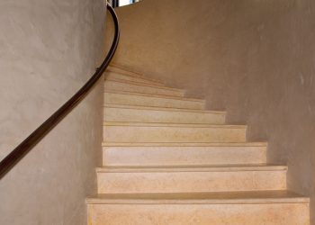 Tragedia la vigilia di Natale a Modica, anziana cade dalle scale e muore