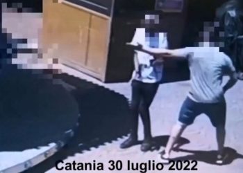 Riceve uno schiaffo al volto e muore: arrestato 18enne