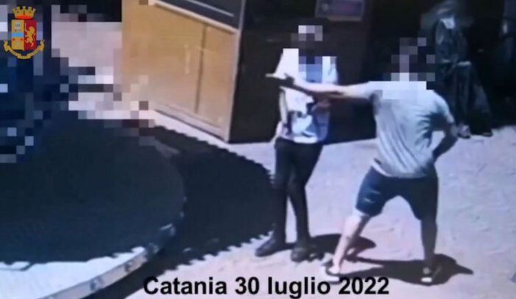 Riceve uno schiaffo al volto e muore: arrestato 18enne