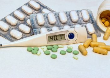 Streptococco, sintomi del batterio killer come influenza: febbre alta e mal di gola