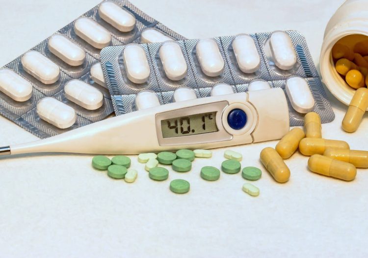 Streptococco, sintomi del batterio killer come influenza: febbre alta e mal di gola