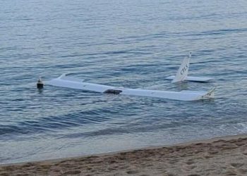 Ultraleggero precipita in mare: due feriti