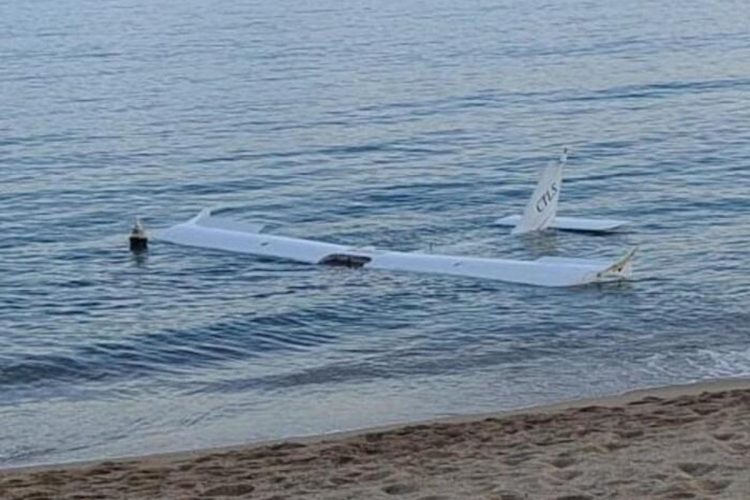 Ultraleggero precipita in mare: due feriti