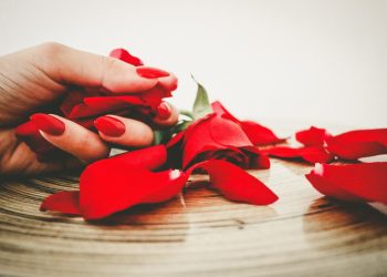 Unghie Natale 2022: tendenze di Moda e colori