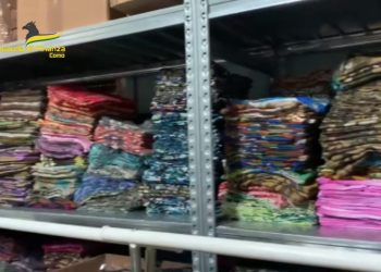 Maxi sequestro di capi d’abbigliamento contraffatti nel Comasco