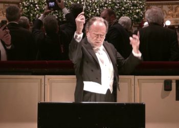 Con l’inno nazionale e quello europeo si apre la prima della Scala