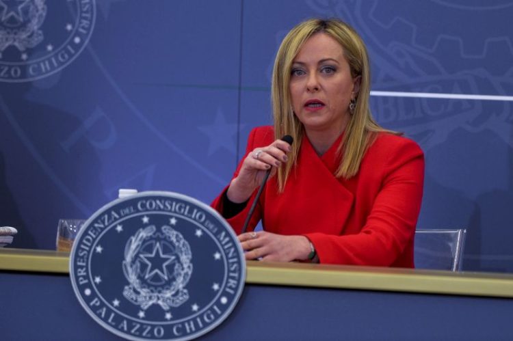 Caro benzina, Meloni “Giusto tagliare le accise ma per ora non è possibile”