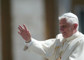 Benedetto XVI, la salma a San Pietro.  Mattarella e Meloni tra i primi a rendergli omaggio