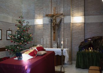 Benedetto XVI, la salma a San Pietro. Mattarella e Meloni rendono omaggio al feretro