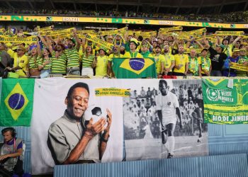 Tifosi in fila dall’alba per l’ultimo saluto a Pelè