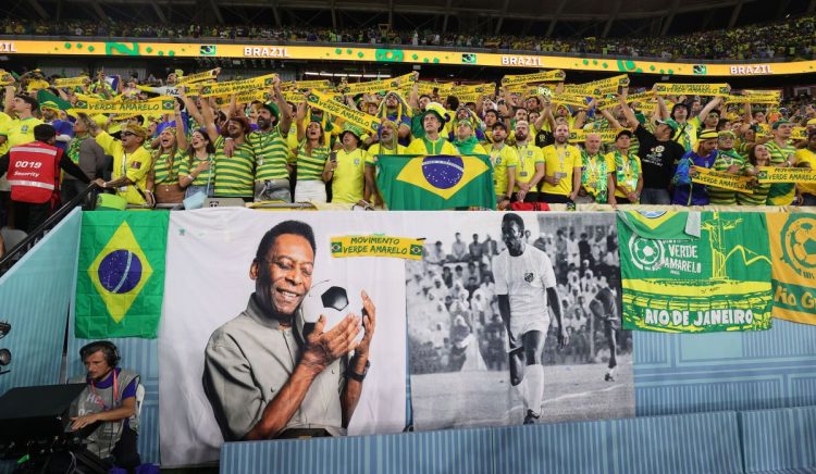 Tifosi in fila dall’alba per l’ultimo saluto a Pelè