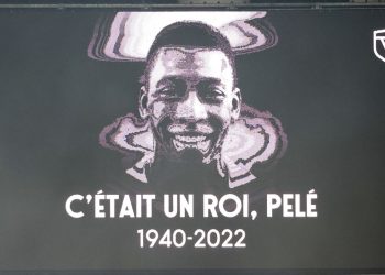 Corteo funebre per le vie di Santos, ultimo saluto a Pelè