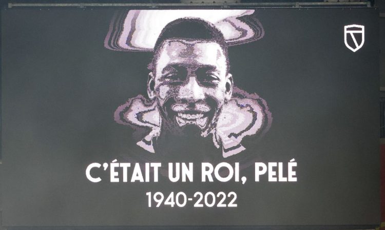 Il corteo funebre lungo le vie di Santos, l’ultimo saluto a Pelè