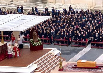 Oltre 50mila fedeli per l’ultimo saluto a Benedetto XVI “Santo subito”