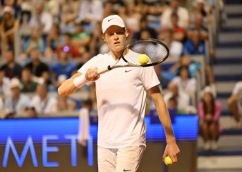 Problemi all’anca per Sinner, fuori ai quarti ad Adelaide
